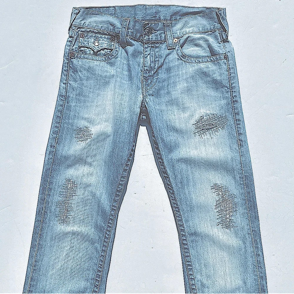 TRUE RELIGION Men’s Straight Leg with Back Flap Pocket Light Wash Distressed 31 - Picture 4 of 9